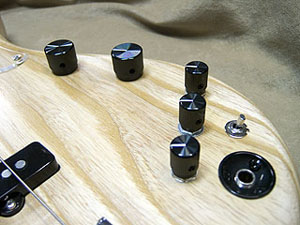 ESPのベースで定番となっている、ESP Custom Lab製の3BAND EQ CINNAMONをBOTTOM BUMPにも内蔵。BOTTOM BUMPでは、ファクトリー出荷時のセッティングでやや高めのゲインに設定されており、アンプでの音作りが容易なライブ向きの仕様となっています。もちろん、パネル内部のゲイントリマーを調節することで、パッシブ時と同じ音量に調整することも可能です。